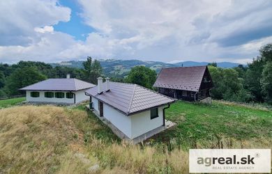 3 chaty s veľkým pozemkom v Klenovci na predaj