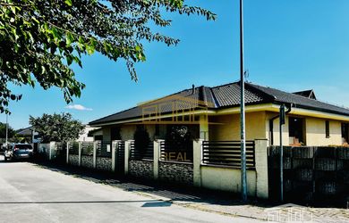 PRENÁJOM - PRIESTRANNÝ 4-IZBOVÝ BUNGALOV (188M2) S GARÁŽOU A S PEKNÝM POZEMKOM (550M2) LEN 4KM OD SENCA - HRUBÝ ŚÚR