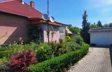 Na predaj priestranný, čiastočne zrekonštruovaný 1-podlažný rodinný dom s veľkým pozemkom