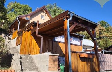 Na Predaj dvojpodlažná murovaná chata s terasou a pozemkom 701 m2 , Dolné Vestenice