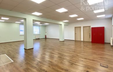 KANCELÁRSKY PRIESTOR, NITRA – FLEXIBILNÉ VYUŽITIE, 2 PARKOVACIE MIESTA