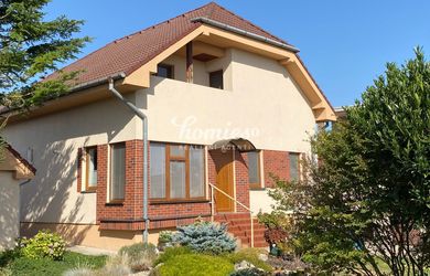 PREDAJ Rodinný dom s veľkým pozemkom, garážou a záhradou