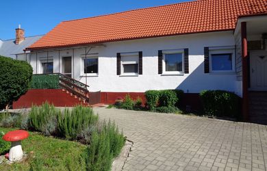 Predaj 5-izbový rodinný dom s pozemkom 1374m2 v centre Záhorskej Bystrici , BA IV.