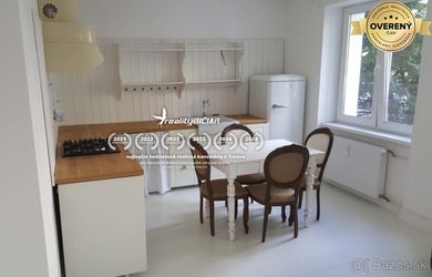 Priestranný 2-izbový byt na ulici  A.Sládkoviča v Trnave