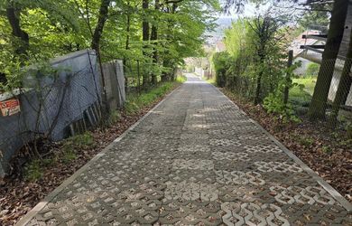 Na predaj atraktívny pozemok s murovanou trojpodlažnou chatou, Bratislava - Rača TOP
