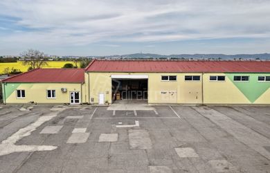 DIRECTREAL|OBCHODNO - SKLADOVÁ NEHNUTEĽNOSŤ S ADMINISTRATÍVNYM A SOCIÁLNYM ZÁZEMÍM NA PRENÁJOM, SKLAD 704 m2 - ADMINISTRATÍVA-VÝSTAVNÁ SIEŇ 154 m2 - DVOR 897 m2