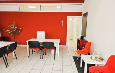 Zariadená kancelária 80 m² v meste Topoľčany, s klimatizáciou a vlastnými parkovacími miestami.