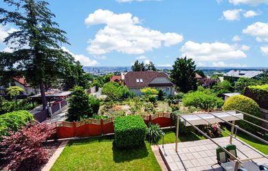 Veľkorysá rodinná vila s panoramatickým výhľadom a súkromím na Kolibe