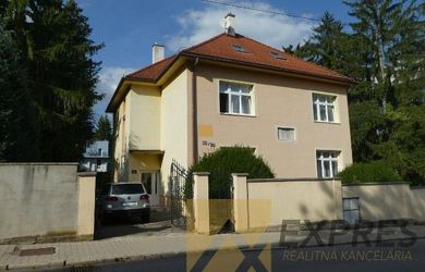 RK EXPRES - ZNÍŽENÁ CENA !!! na predaj rodinný dom s troma bytovými jednotkami v Handlovej, ul. SNP.