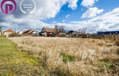 Pozemok 1.061m2 – Veľké Úľany: na výstavbu RD, pripravený projekt na získanie Stavebného povolenia, rovinatý, centrum obce, všetky IS, studňa