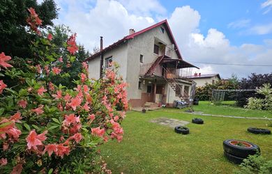 Priestranný rodinný dom s veľkým pozemkom, altánkom a garážou v obci Prakovce, okres Gelnica