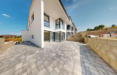 BEEVAM | Biela Alej - Rodinný dom na Suchom vrchu s dvojgarážou