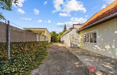 NA PREDAJ: Priestranný RD v Budmericiach (230 m²) – Ideálny na bývanie spojené s podnikaním (logistické depo, sklad, e-shop)