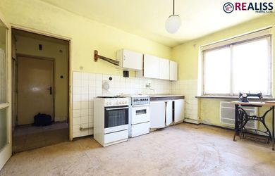 REALISS 2-IZBOVÝ BYT V BLÍZKOSTI CENTRA – 57 m², MUROVANÝ BYTOVÝ DOM, MOŽNOSŤ VLASTNEJ REKONŠTRUKCIE