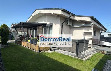 Moderný rodinný dom v Ivanke pri Dunaji s dvomi samostatnými obytnými časťami