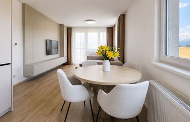 NA PRENÁJOM | 2 izbový byt s balkónom,  1x garážové parkovanie, MERŤUKY  POPRAD