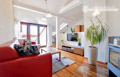 Atraktívny 4-izbový podkrovný byt (120 m2) s terasou Sp. Nová Ves