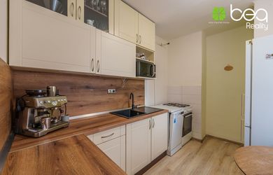 NA PREDAJ: 2-izbový zrenovovaný byt s vlastným kúrením a ohrevom vody, Levoča, sídl. Rozvoj, 51 m2
