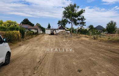 TUreality EXKLUZÍVNE PONÚKA: MOJMÍROVCE – 1 796 m² PRE DVA RODINNÉ DOMY | BUDOVA SO SÚPISNÝM ČÍSLOM + PROJEKT RD V CENE