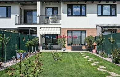 MARHUĽOVÁ, 2-i byt, 131m2– 8r. novostavba, vlastné park. miesto, záhrada so závlahou s výmerou 97m2
