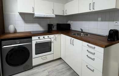 garzónka Záhradnícka ul., Staré Mesto, so zariadením, parkovanie vo dvore