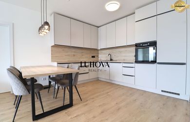 SLNEČNÝ 3-IZBOVÝ BYT S DVOMI BALKÓNMI A GARÁŽOVÝM STÁTÍM