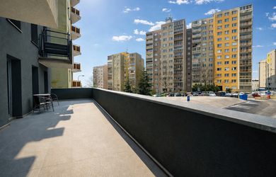 NOVOSTAVBA • 3 SAMOSTATNÉ NEPRIECHODNÉ IZBY • VEĽKÁ TERASA 24,9 m² •  BRATISLAVA – KRAMÁRE • ROZVODNÁ ULICA