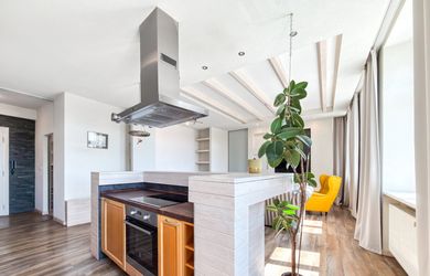 Veľkometrážny staromestský 2i byt s balkónom pri Dunaji