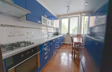3-IZBOVÝ BYT S VÝMEROU 70 m² NA SÍDLISKU JUH – TRENČÍN | KOMPLETNÁ OBČIANSKA VYBAVENOSŤ | LOGGIA | 144 990 €