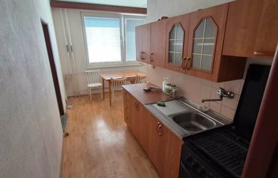 NA PREDAJ VEĽKÝ 3-IZBOVÝ BYT S BALKÓNOM – ŠTEFÁNIKOVA TRIEDA, NITRA