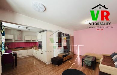 Veľkometrážny 2-izbový byt, kompletne zariadený, s rozlohou 70m2 v centre mesta
