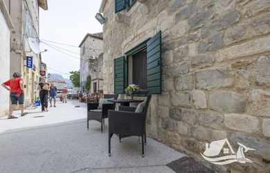 Historický kamenný dům 30 metrů od moře, Kaštel Stari, Chorvatsko