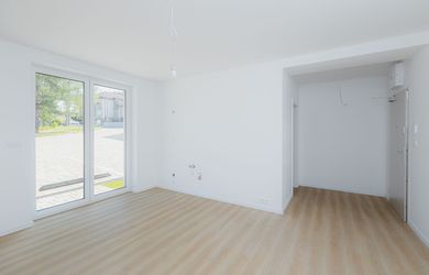 Atratkívny 2 izbový apartmán s predzáhradkou a parkovacím státim v cene apartmánu