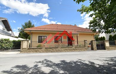 Kuchárek real: Priestranný rodinný dom v Pezinku-Grinave na tichom mieste .