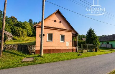 Vidiecky 3-izbový rodinný dom s gánkom, murovanou pecou a veľkou záhradou – Ratkovská Lehota