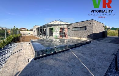 RODINNÝ DOM – NOVOSTAVBA S ROZLOHOU 200 M², BUNGALOV S BAZÉNOM A VKUSNÝM ZARIADENÍM