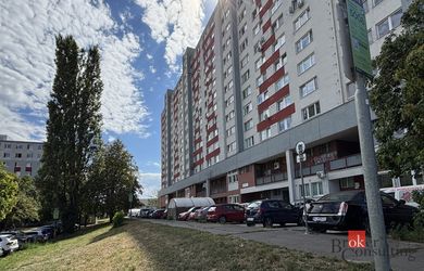Dvojgarsónka  s dvomi loggiami Šustekova ul.