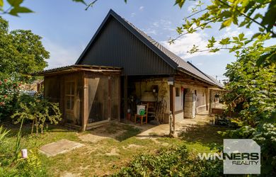 REZERVOVANÉ - Predaj vidieckeho domu s dušou, ovocným sadom, vytesaná pivnica, pozemok 903 m², Brestovany