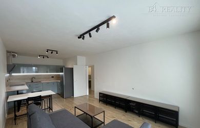 ​Zariadený 2 izbový byt s balkónom, 58 m2, ul. Na pažiti, Trenčín / Záblatie