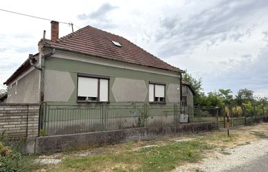 Na predaj 3 izbový rodinný dom, garáž, letná kuchyňa, pozemok 1734 m2, Bodza, okres Komárno