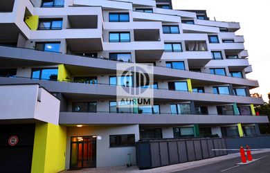 Dvojité parkovacie miesto v centre, projekt "Pri Radnici", Strojárenska ul.