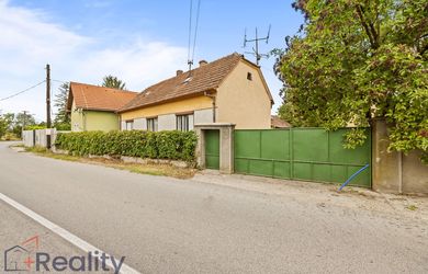 PLUS REALITY | Rodinný dom s priestranným pozemok a hospodárskymi budovami v obci Macov na predaj !