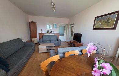 ARETÉ REAL – PREDAJ Priestranný 3-izbový byt s výhľadom na Malé Karpaty v zateplenom tehlovom dome – Bratislava, Pri Bielom kríži