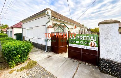 Na predaj rodinný dom s veľkým pozemkom (1543 m2) vo Váhovciach.
