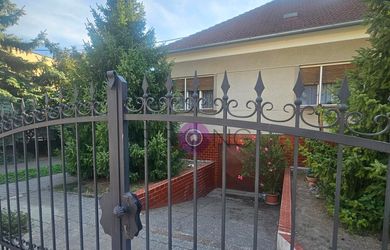 4-izbový rodinný dom s garážou a vedľajšou budovou v obci Vrakúň, okres Dunajská Streda