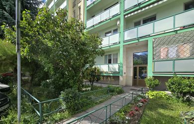 TEHLOVÝ 3-izb. byt 67 m² s veľkou loggiou do dvora / ul. ČSA / Staré mesto - Centrum