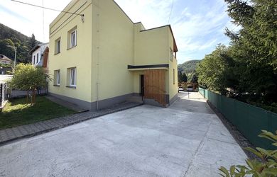 Dvojgeneračný rodinný dom, 6 izieb + prístavba (podnikateľská jednotka), pozemok 1282 m2, Trenčianske Teplice / Baračka