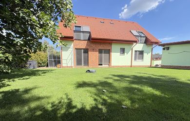Kvalitný 5-izbový nízkoenergetický rodinný dom v Rajke s pozemkom 684 m²