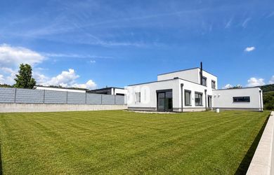 Moderný rodinný dom s trojgarážou a inteligentnou domácnosťou | Zamarovce