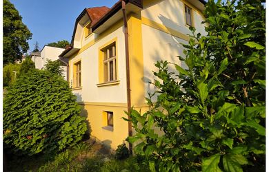 DOHODA / PRIAME CENTRUM / pár krokov od Námestia SNP/ RODINNÝ DOM / POZEMOK 834 m2